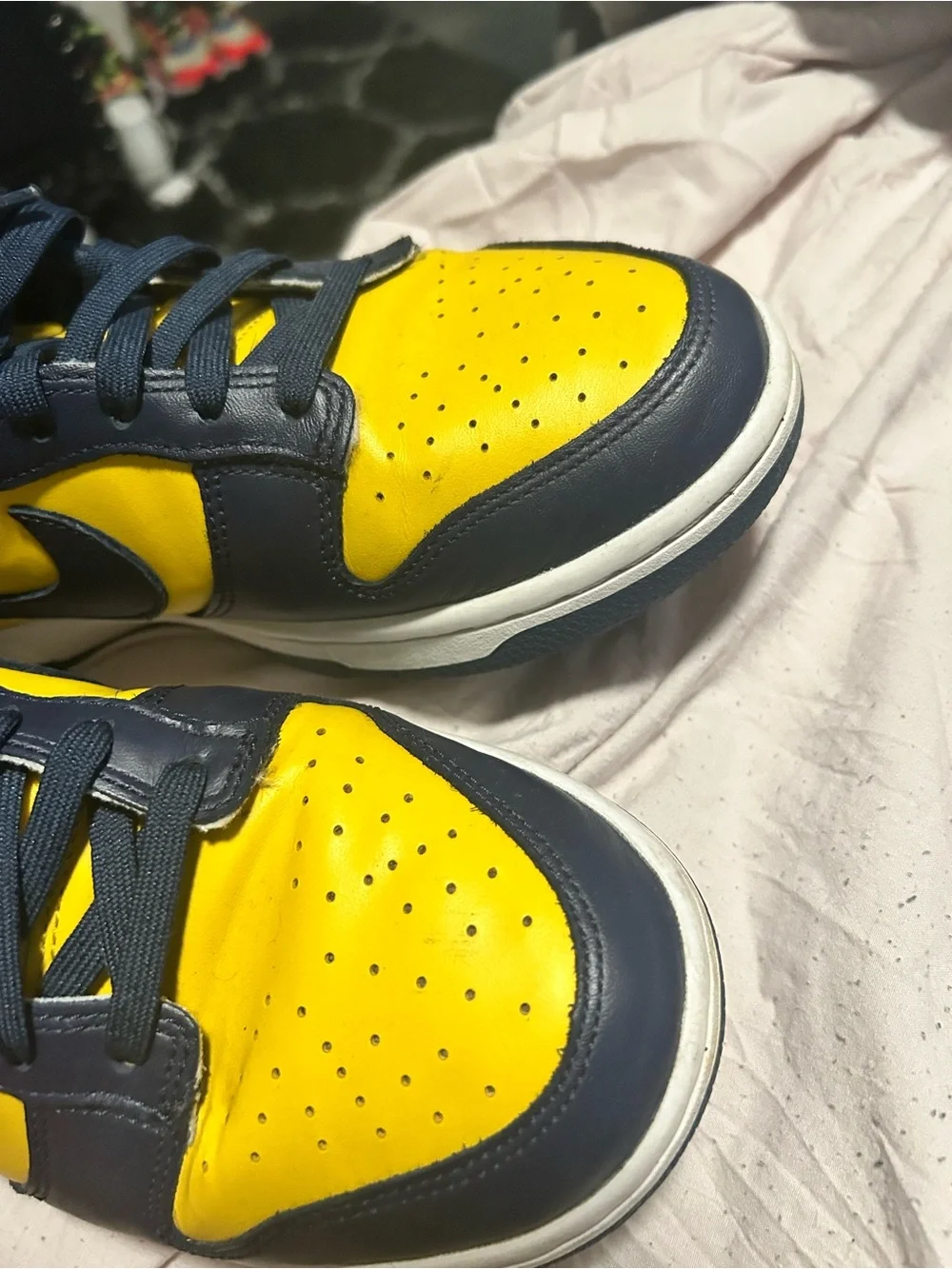 Men’s Nike Low-Top Sneakers in Navy and Yellow